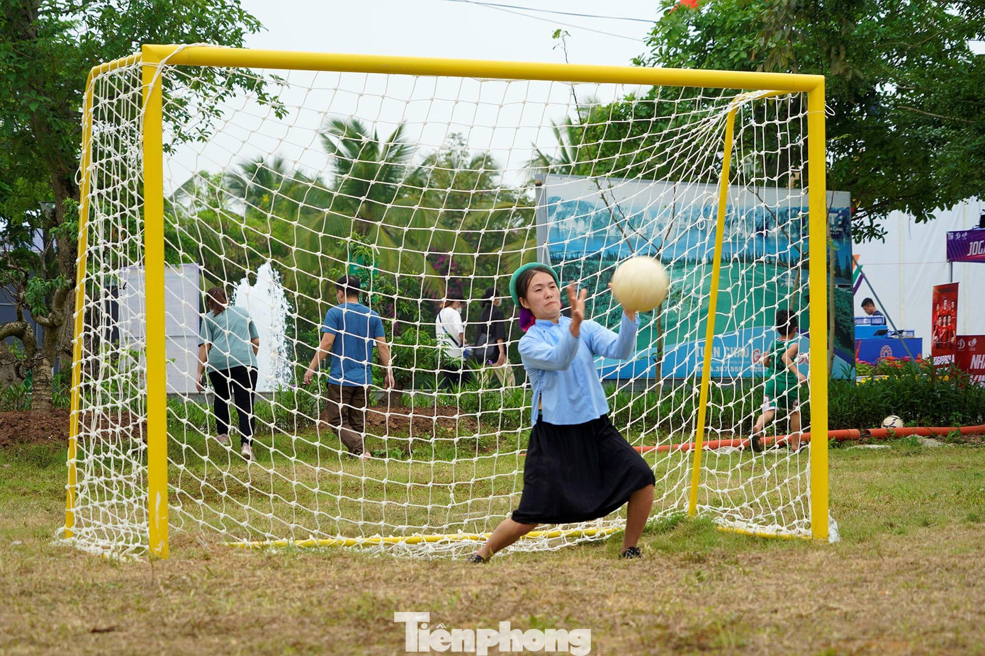 Mỗi mùa lễ hội, môn bóng đá nữ được đưa vào thi đấu giữa các thôn bản ở Bình Liêu, Quảng Ninh.