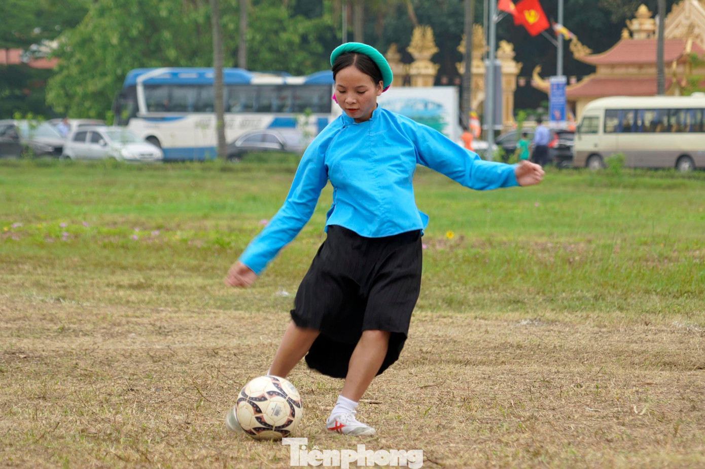Những đôi chân ngày thường đi rừng, leo đèo, lội suối giờ tung hoành trên sân bóng.