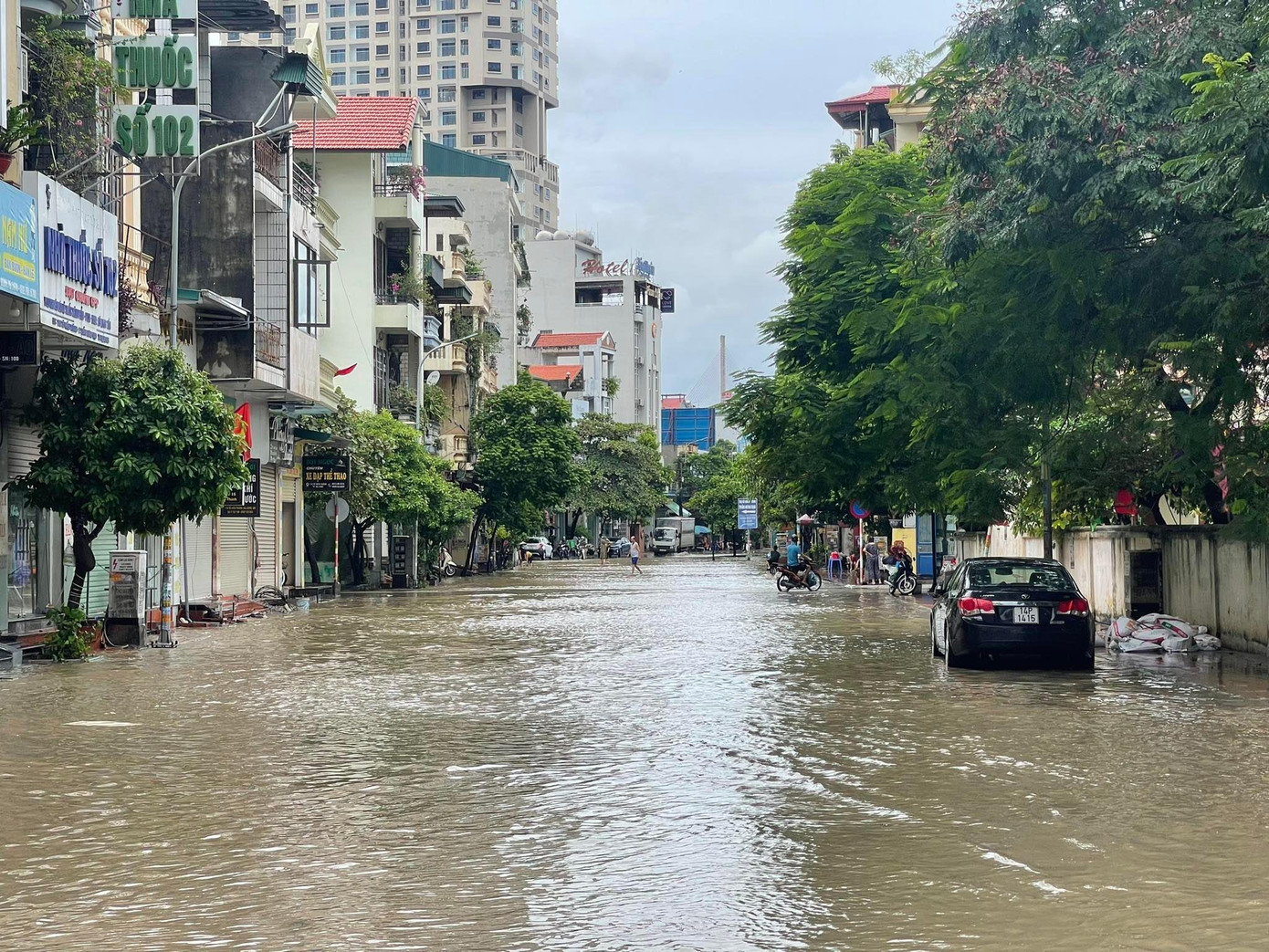 Sáng 26/8, Hạ Long đã ngớt mưa nhưng nhiều tuyến phố vẫn ngập sâu gây ảnh hưởng không nhỏ đến sinh hoạt của người dân.