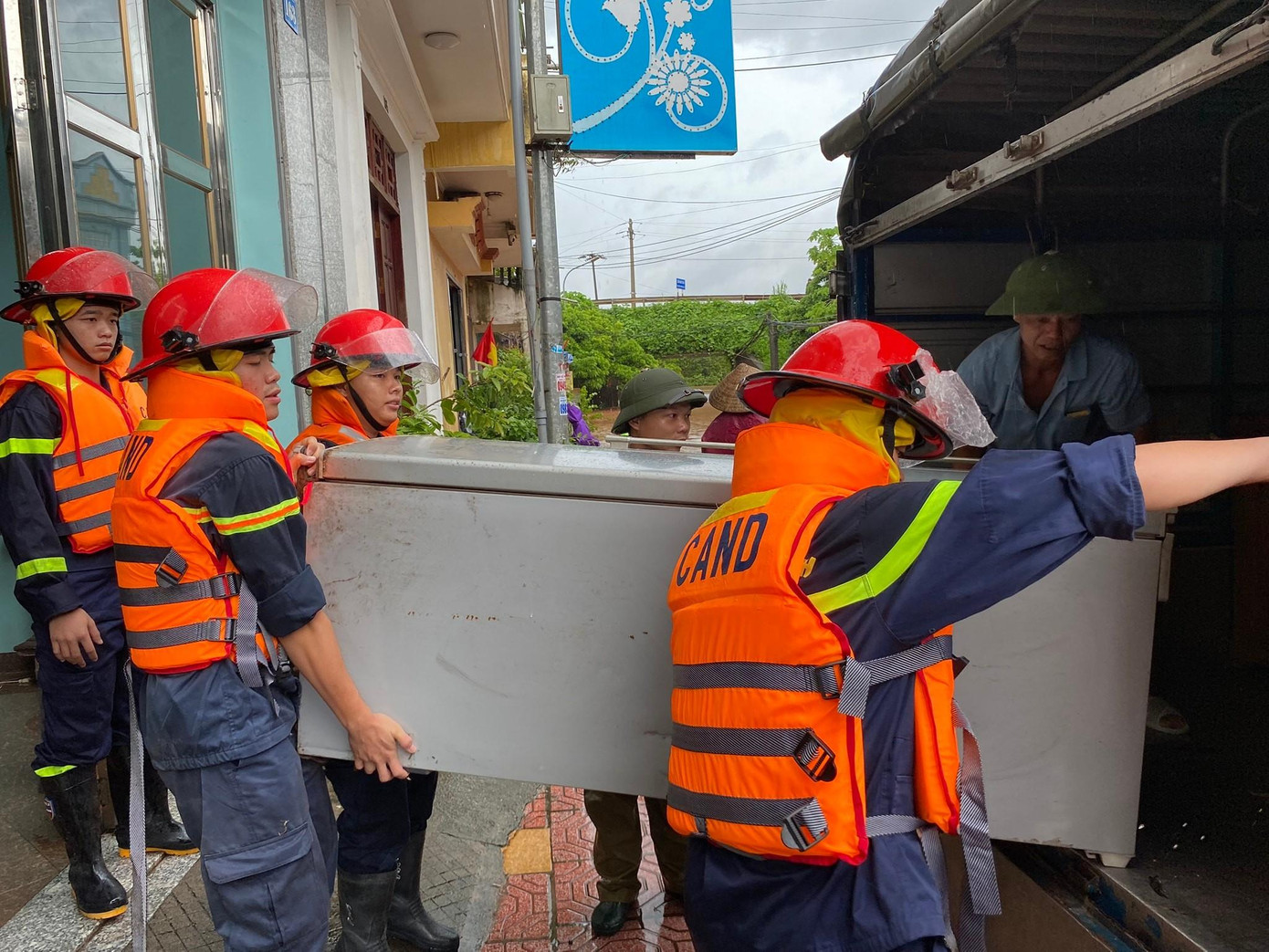 Qua những kênh phản ánh từ địa phương như công an viên tại các thôn, khu phố, lực lượng cứu hộ sẽ cắt cử người để hỗ trợ người dân. Qua những kênh phản ánh từ địa phương như công an viên tại các thôn, khu phố, lực lượng cứu hộ sẽ cắt cử người để hỗ trợ người dân.