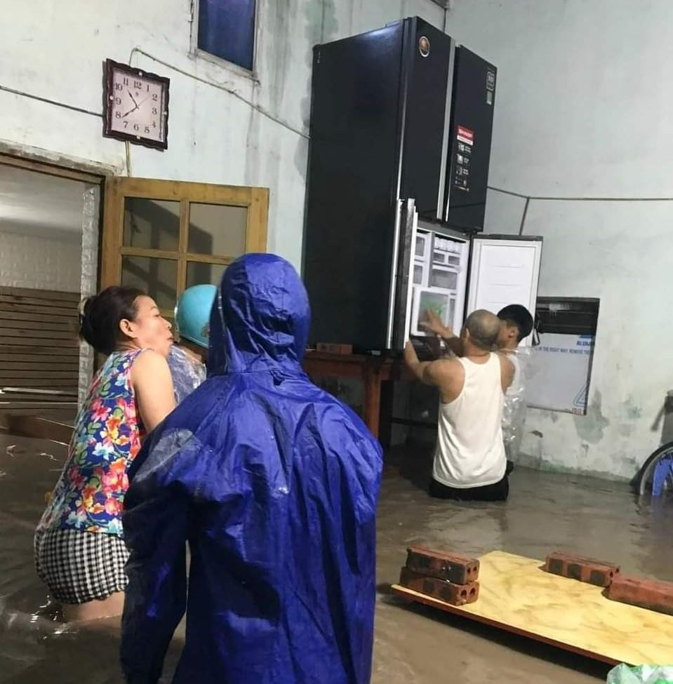 Mưa lớn kéo dài từ trưa ngày 25/8 khiến nhiều nơi trên địa bàn thành phố Hạ Long ngập cục bộ. Người dân phải khuân vác đồ dùng trong nhà chạy lũ lúc nửa đêm.