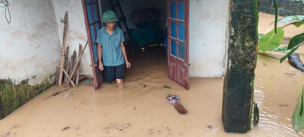 Người dân tranh thủ thu dọn những gì còn sót lại.