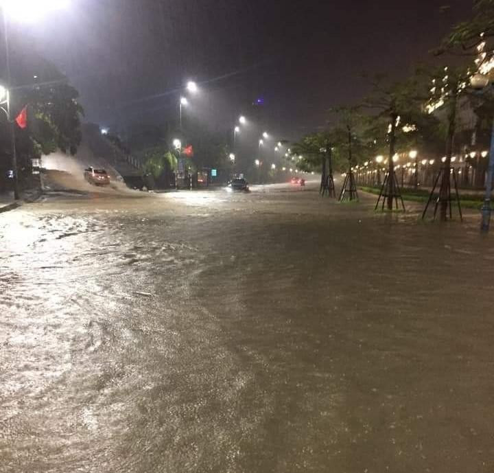 Khu vực đường Hạ Long, phường Bãi Cháy ngập sâu mặc dù cách biển chỉ vài trăm mét.