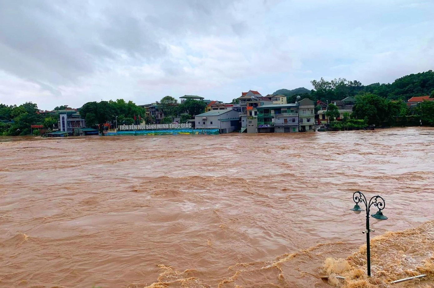 Nước sông Tiên Yên đang cuồn cuộn đổ về khiến nhiều khu vực ở thị trấn Tiên Yên bị chia cắt hoàn toàn.