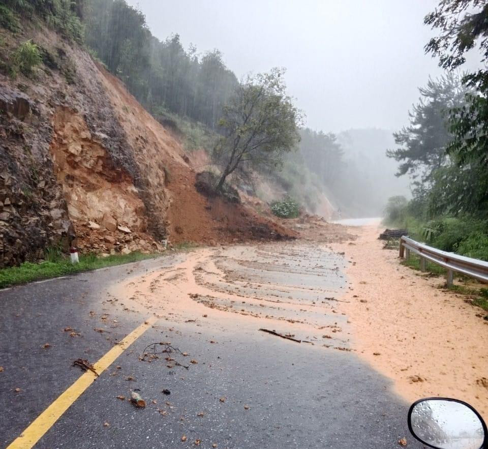 Đường lên thị trấn Bình Liêu, huyện Bình Liêu xảy ra sạt lở nghiêm trọng.