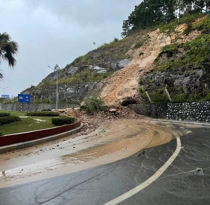 Lối lên cầu Bãi Cháy bị sạt lở nghiêm trọng, chính quyền khuyến cáo người dân không lưu thông qua lối này.