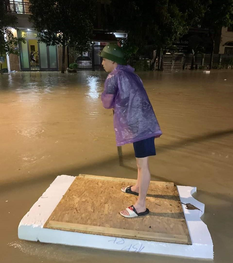 Người dân dùng phao xốp kết bè để di chuyển trong đêm.