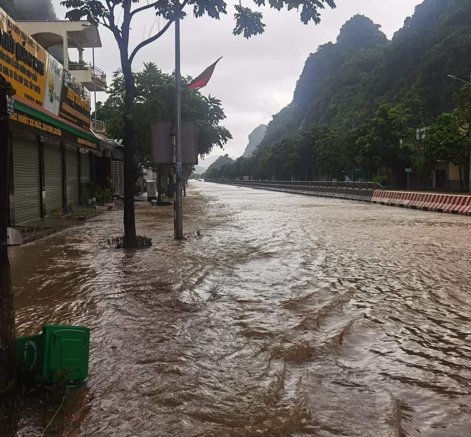 Quốc lộ 18 đoạn qua phường Quang Hanh, TP Cẩm Phả ngập úng nặng. Phương tiện giao thông không thể lưu thông qua khu vực này.