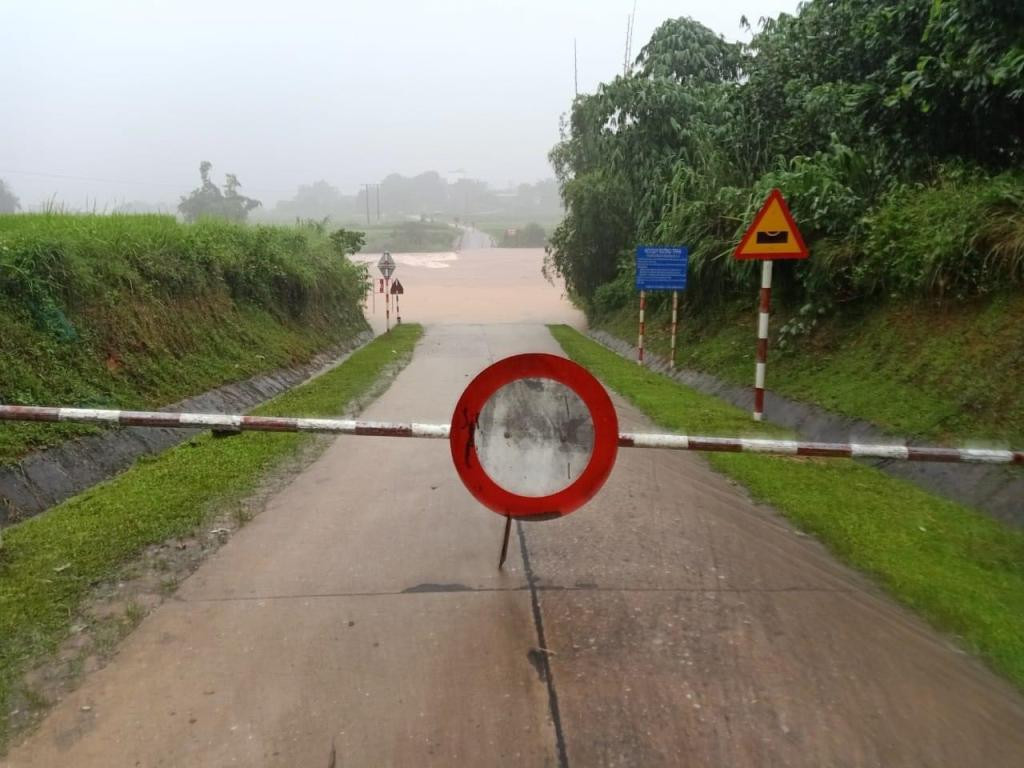 Nhiều khu vực ở Bình Liêu bị chia cắt bởi nước lũ. Lực lượng chức năng dựng biển báo cấm người dân di chuyển qua các đập tràn tránh nguy hiểm.