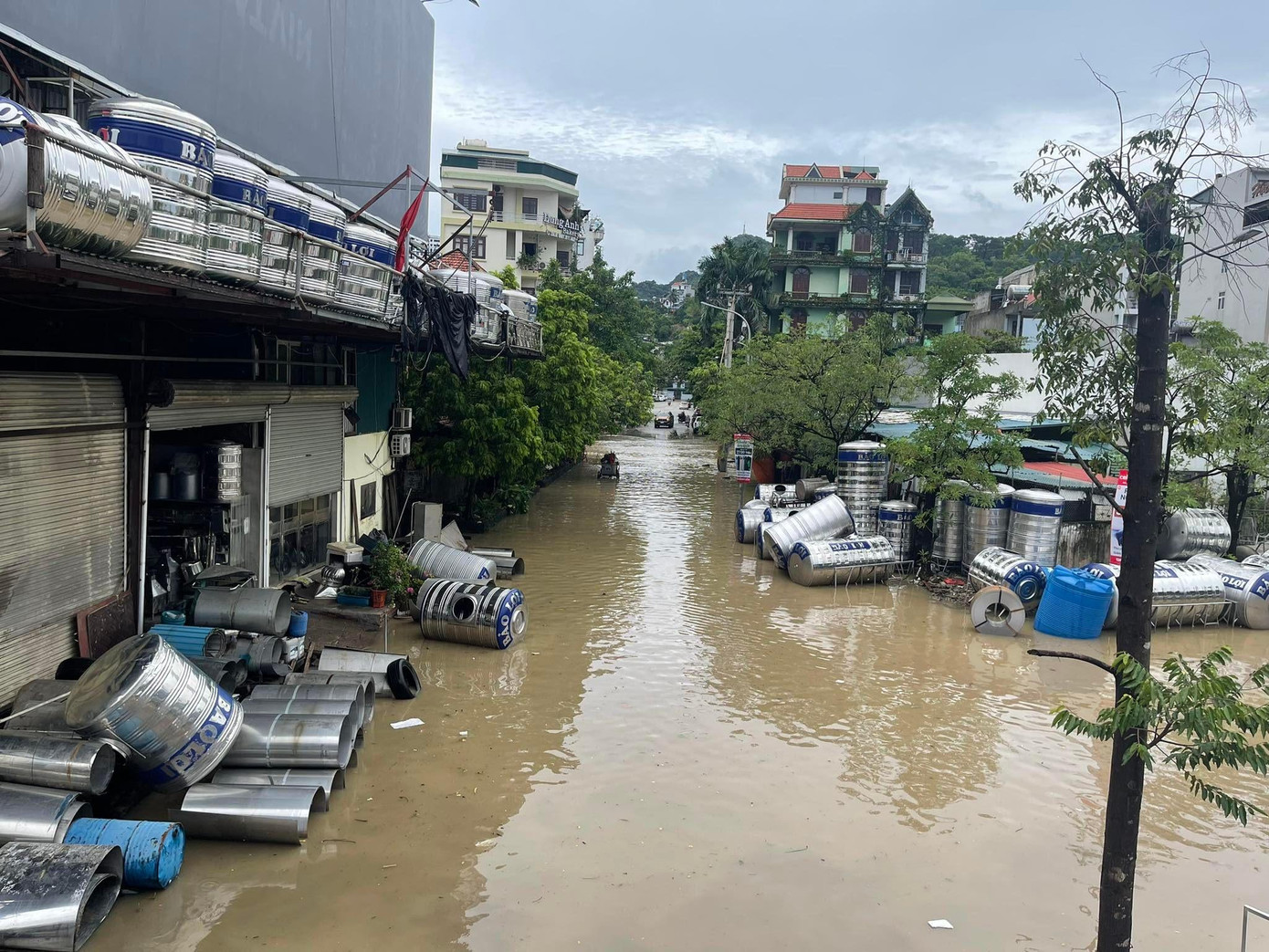 Sau trận mưa lớn từ trưa ngày 25/8, nhiều tuyến phố ở TP Hạ Long vẫn ngập sâu trong nước.