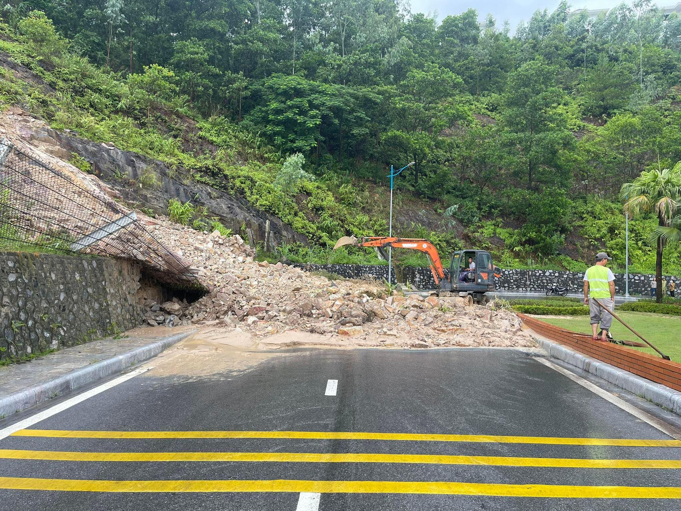 Theo Ban Chỉ huy Phòng, chống thiên tai tìm kiếm cứu nạn và Phòng thủ dân sự tỉnh Quảng Ninh, sáng 26/8, bão số 3 đã suy yếu thành vùng thấp trên khu vực biên giới Việt Nam-Trung Quốc, tuy nhiên, trên địa bàn tỉnh vẫn xảy ra mưa vừa đến mưa to. Bão số 3 không gây thiệt hại về người ở Quảng Ninh.