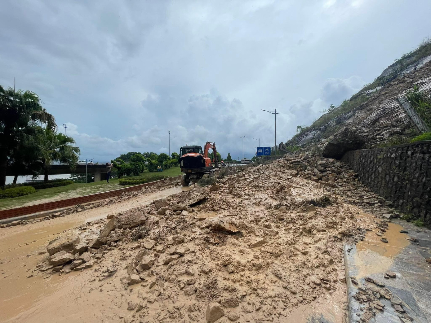 Điểm sạt lở tại đường dẫn lên cầu Bãi Cháy đang được lực lượng chức năng xử lý.