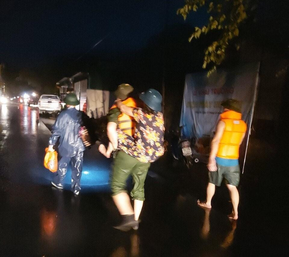 Với phương châm vì nhân dân phục vụ, những chiến sỹ Công an Quảng Ninh đã để lại nhiều ấn tượng đẹp cho người dân trong cơn bão số 3 vừa qua. Với phương châm vì nhân dân phục vụ, những chiến sỹ Công an Quảng Ninh đã để lại nhiều ấn tượng đẹp cho người dân trong cơn bão số 3 vừa qua.