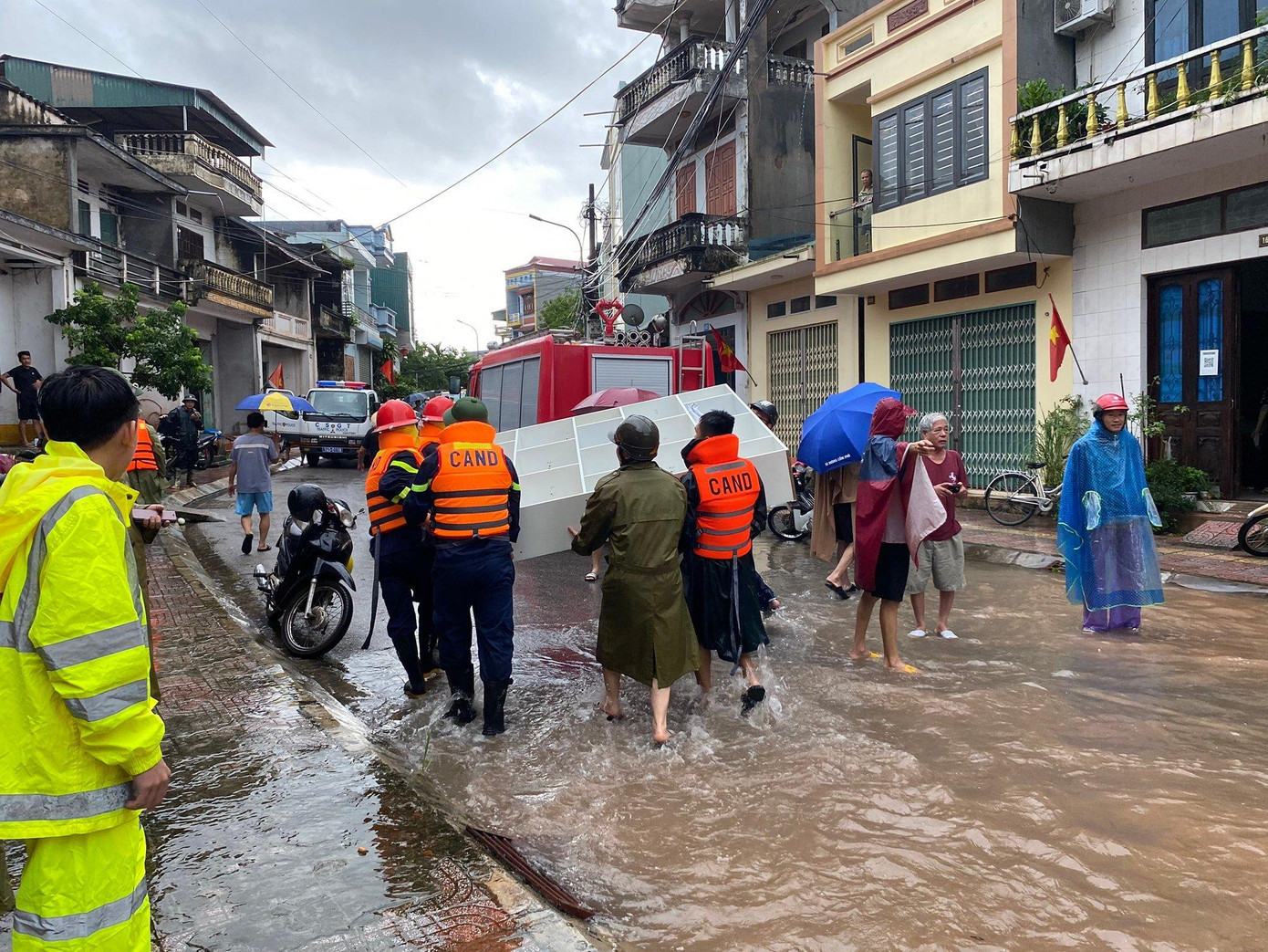 Khi trời vừa sáng, các đội cứu hộ thuộc lực lượng Công an tỉnh Quảng Ninh đã chia nhiều hướng để giúp người dân di chuyển những vật dụng không bị ngập nước. Khi trời vừa sáng, các đội cứu hộ thuộc lực lượng Công an tỉnh Quảng Ninh đã chia nhiều hướng để giúp người dân di chuyển những vật dụng không bị ngập nước.