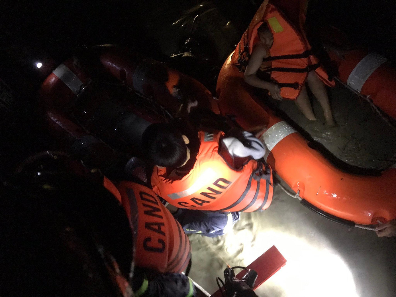 Đêm 25/8, nước lũ dâng cao, nhiều nhà dân ngập trong biển nước. Các chiến sỹ công an đã có mặt kịp thời cứu hộ nhiều gia đình đến nơi an toàn. Đêm 25/8, nước lũ dâng cao, nhiều nhà dân ngập trong biển nước. Các chiến sỹ công an đã có mặt kịp thời cứu hộ nhiều gia đình đến nơi an toàn.