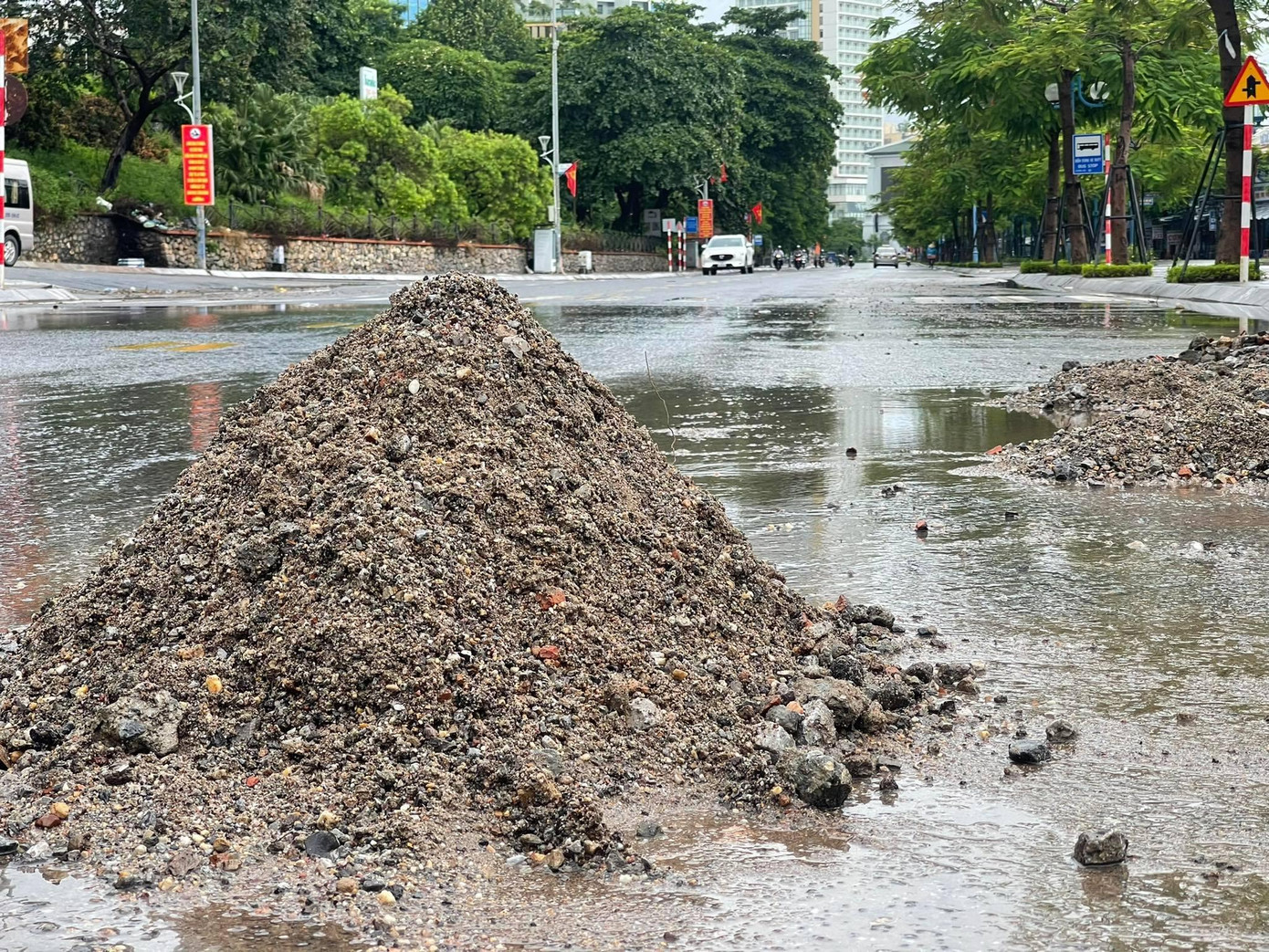 Mưa lớn kéo theo nhiều bùn đất, đá sỏi đổ tràn xuống đường ở trung tâm du lịch Bãi Cháy.