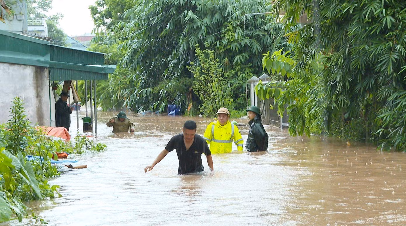 Các chiến sỹ ngâm mình trong nước vào tận sâu các gia đình cần sự hỗ trợ.