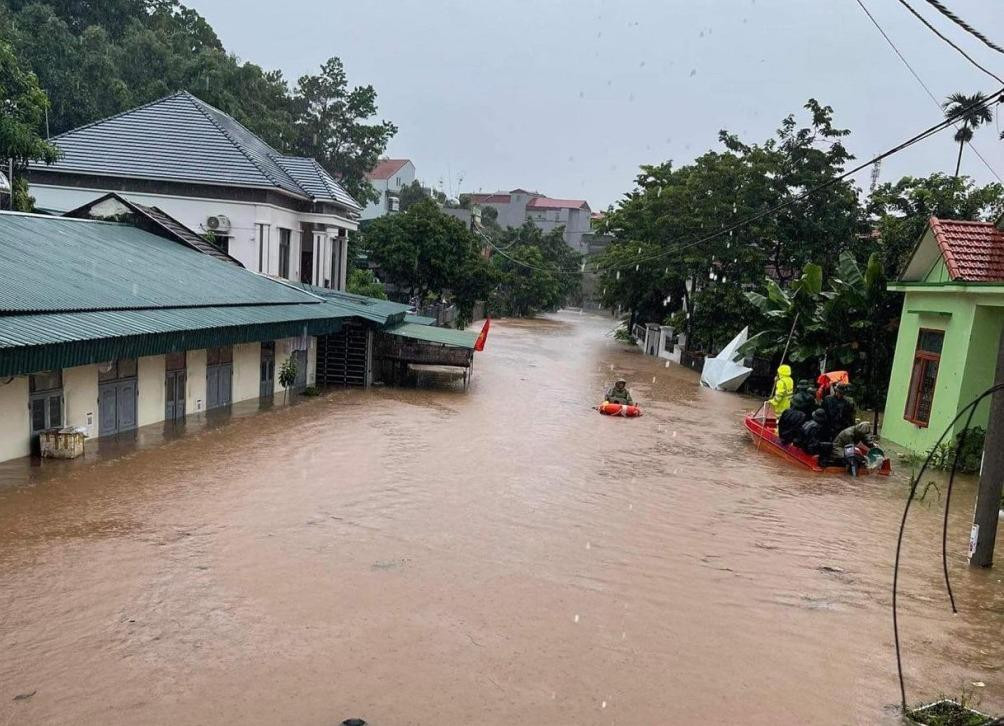Lực lượng cứu hộ huyện Tiên Yên dùng xuồng chuyên dụng để cứu hộ và khảo sát tình hình mưa lũ trên địa bàn.