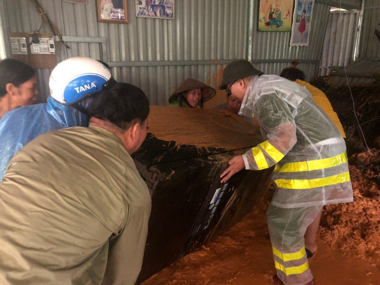 Các chiến sỹ công an cố gắng hạn chế những thiệt hại cho người dân trong đợt lũ vừa qua. Các chiến sỹ công an cố gắng hạn chế những thiệt hại cho người dân trong đợt lũ vừa qua.