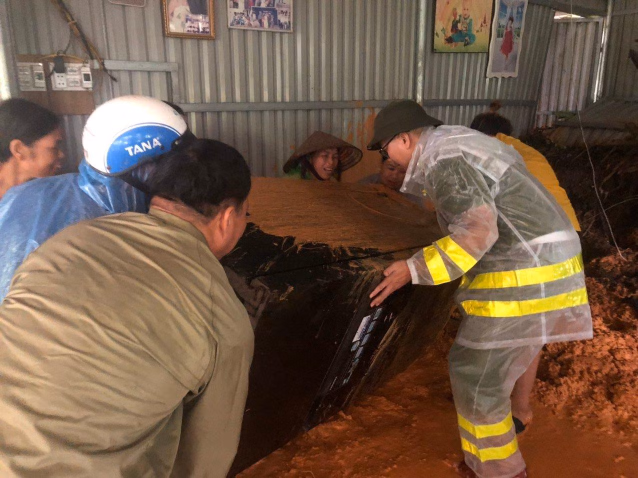 Các chiến sỹ công an cố gắng hạn chế những thiệt hại cho người dân trong đợt lũ vừa qua.