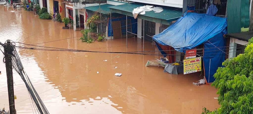 Nhiều hộ gia đình phải di tản trước khi bão số 3 đổ bộ vào đất liền.