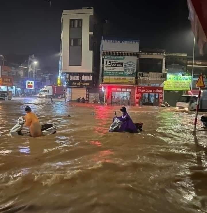 Nhiều nơi trên địa bàn thành phố ngập sâu không thể di chuyển.