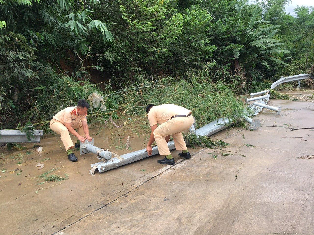 Các chiến sỹ CSGT dọn dẹp lại cung đường đang ngổn ngang vì ảnh hưởng của cơn bão. Các chiến sỹ CSGT dọn dẹp lại cung đường đang ngổn ngang vì ảnh hưởng của cơn bão.