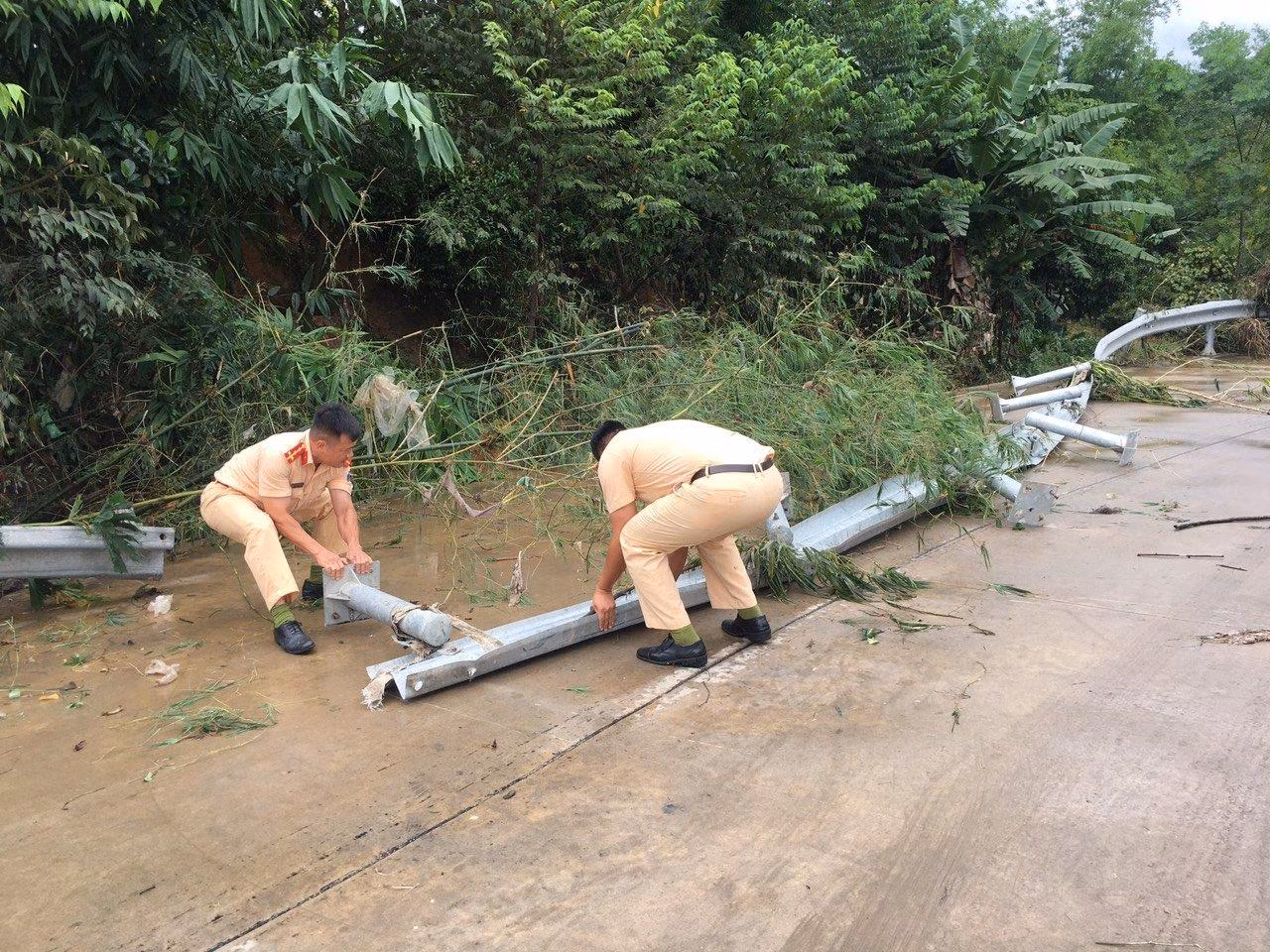 Các chiến sỹ CSGT dọn dẹp lại cung đường đang ngổn ngang vì ảnh hưởng của cơn bão.