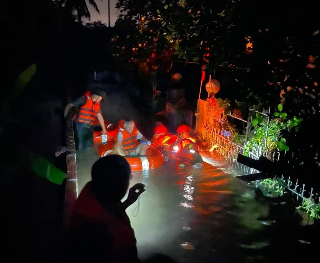 Ưu tiên các cụ già và em nhỏ, các chiến sỹ công an Quảng Ninh đã chủ động tiếp cận và hỗ trợ người dân trong đêm tối. Ưu tiên các cụ già và em nhỏ, các chiến sỹ công an Quảng Ninh đã chủ động tiếp cận và hỗ trợ người dân trong đêm tối.