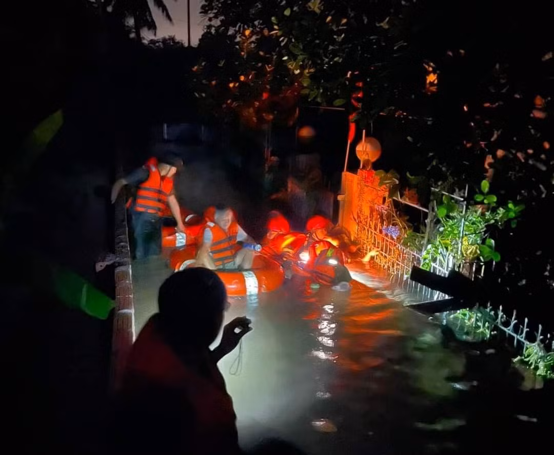 Ưu tiên các cụ già và em nhỏ, các chiến sỹ công an Quảng Ninh đã chủ động tiếp cận và hỗ trợ người dân trong đêm tối.