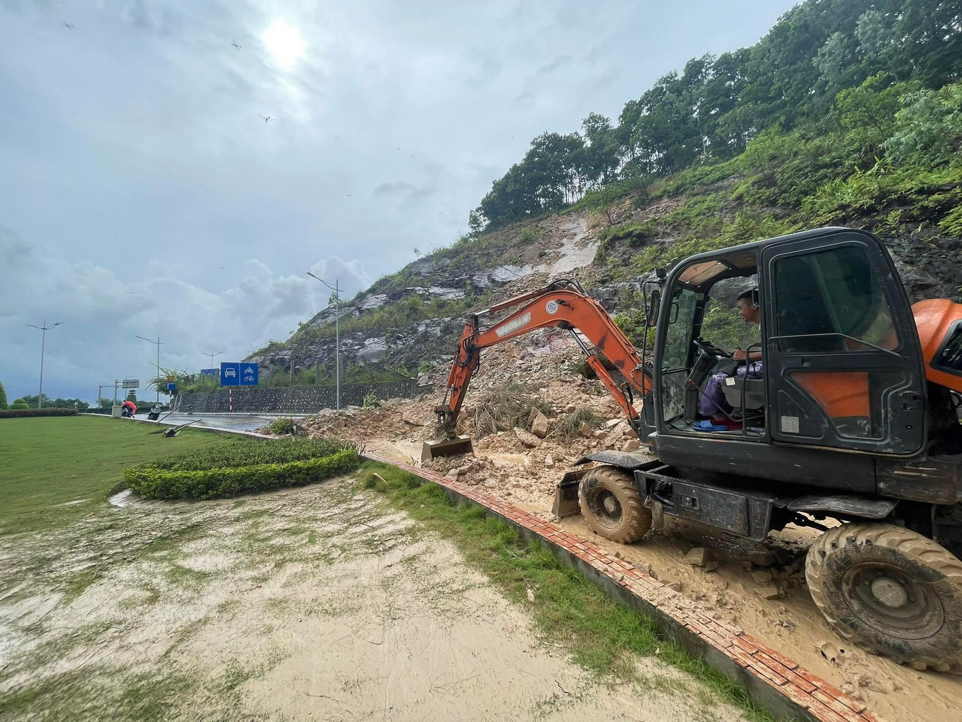 Các địa phương trên địa bàn tỉnh đang tiếp tục rà soát tình hình, tổ chức khắc phục hậu quả mưa bão, thông các cống rãnh để nước thoát nhanh, đảm bảo an toàn giao thông, khắc phục các điểm sạt lở, tránh ách tắc giao thông