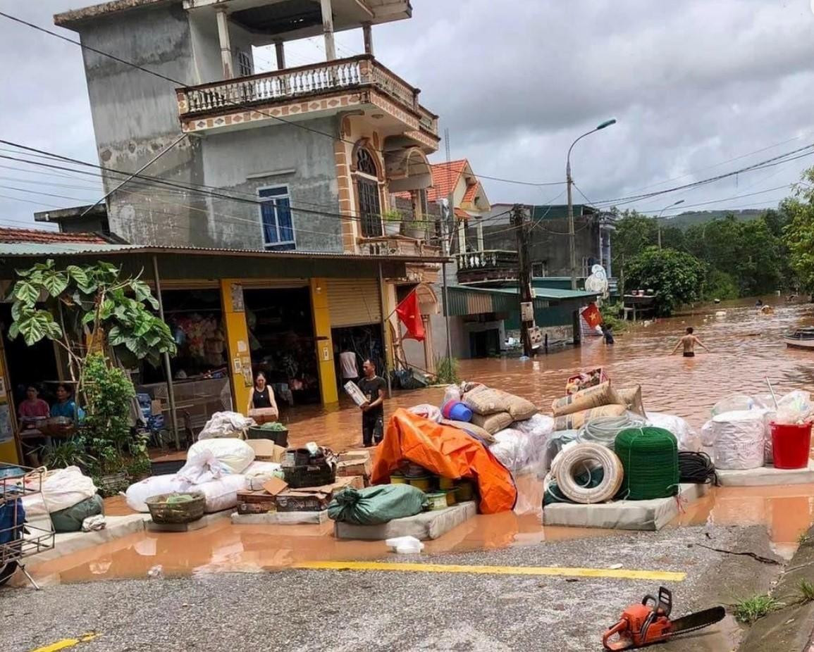 Nhu yếu phẩm, vật dụng cần thiết được người dân di chuyển đến nơi cao hơn để tránh lũ.