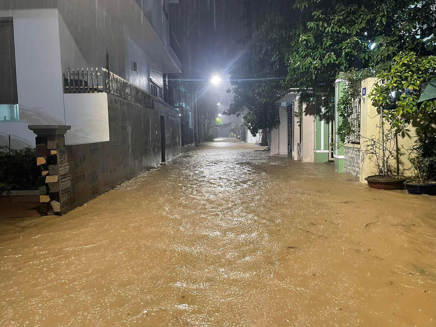 Nhiều khu phố bị ngập sâu hơn 1m, giao thông đi lại bị ngưng trệ hoàn toàn.