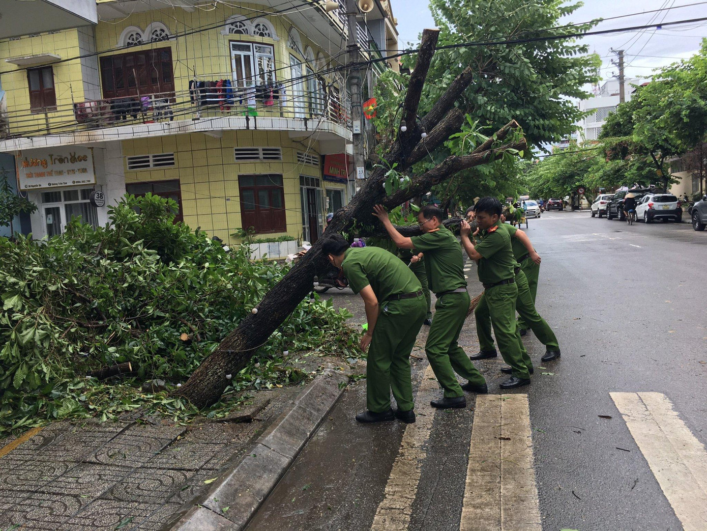 Các chiến sỹ công an dọn dẹp đường phố, dựng cây đổ chắn đường đi. Các chiến sỹ công an dọn dẹp đường phố, dựng cây đổ chắn đường đi.