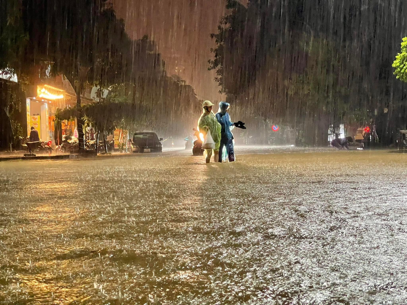 Khoảng 23h, mưa lớn kèm gió giật. Lượng mưa đo được tại Bãi Cháy, TP Hạ Long là hơn 250ml.