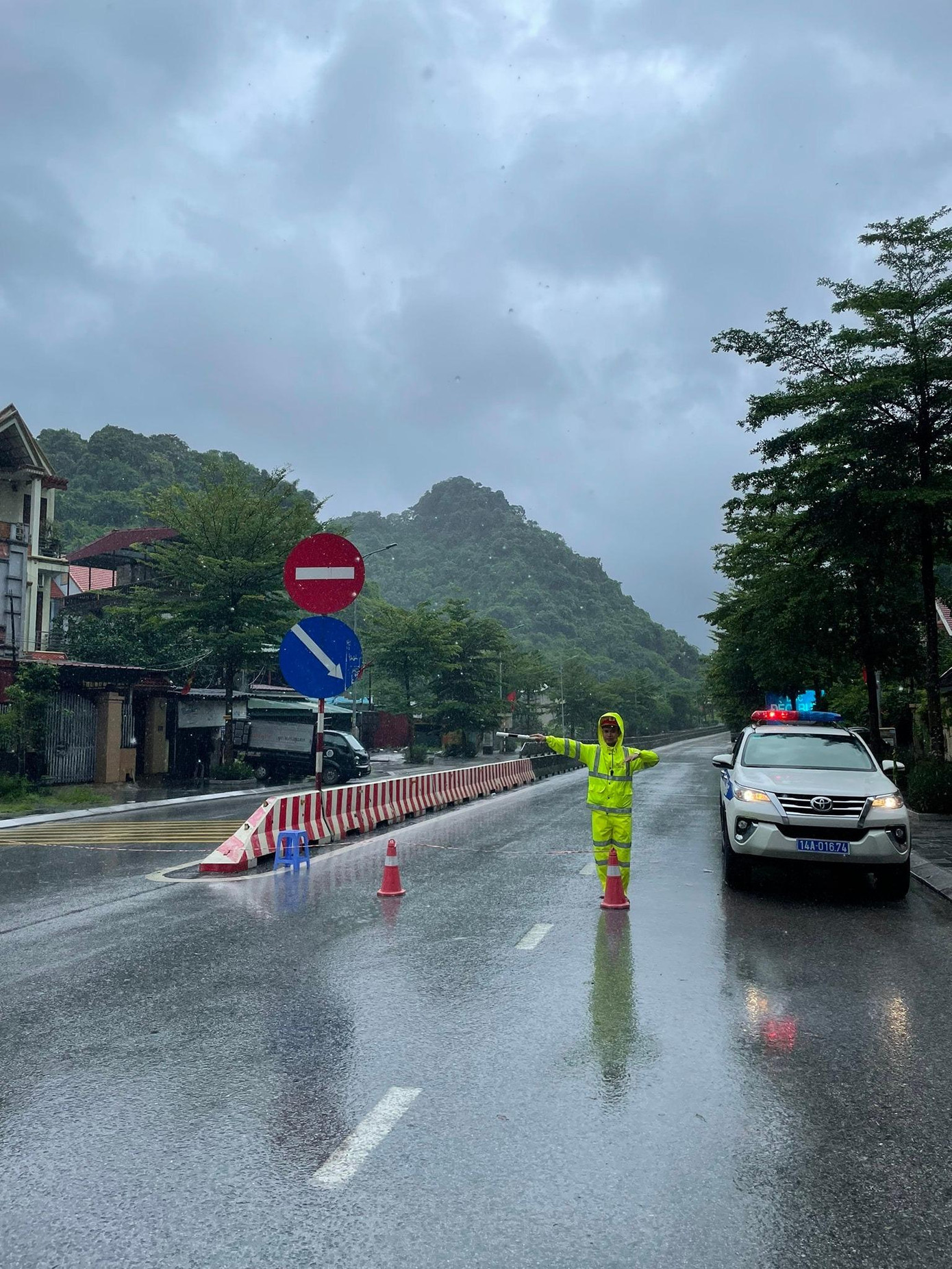 Thành phố Hạ Long nước ngập cục bộ tại một số nơi, sạt lở cục bộ 10 điểm, khoảng 50 cây xanh trên một số tuyến phố bị gẫy đổ. Thành phố Hạ Long nước ngập cục bộ tại một số nơi, sạt lở cục bộ 10 điểm, khoảng 50 cây xanh trên một số tuyến phố bị gẫy đổ.