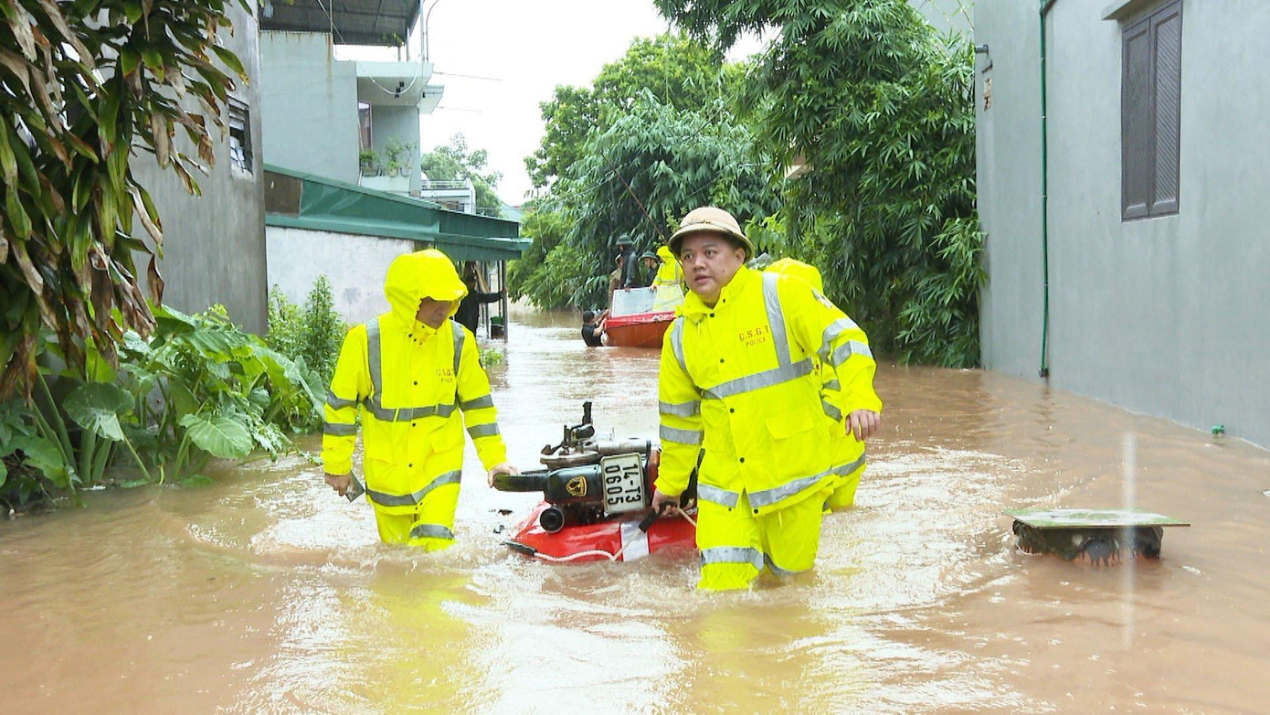 Đến sáng 26/8, nhiều nơi trên địa bàn vẫn còn ngập sâu trong nước. Đến sáng 26/8, nhiều nơi trên địa bàn vẫn còn ngập sâu trong nước.