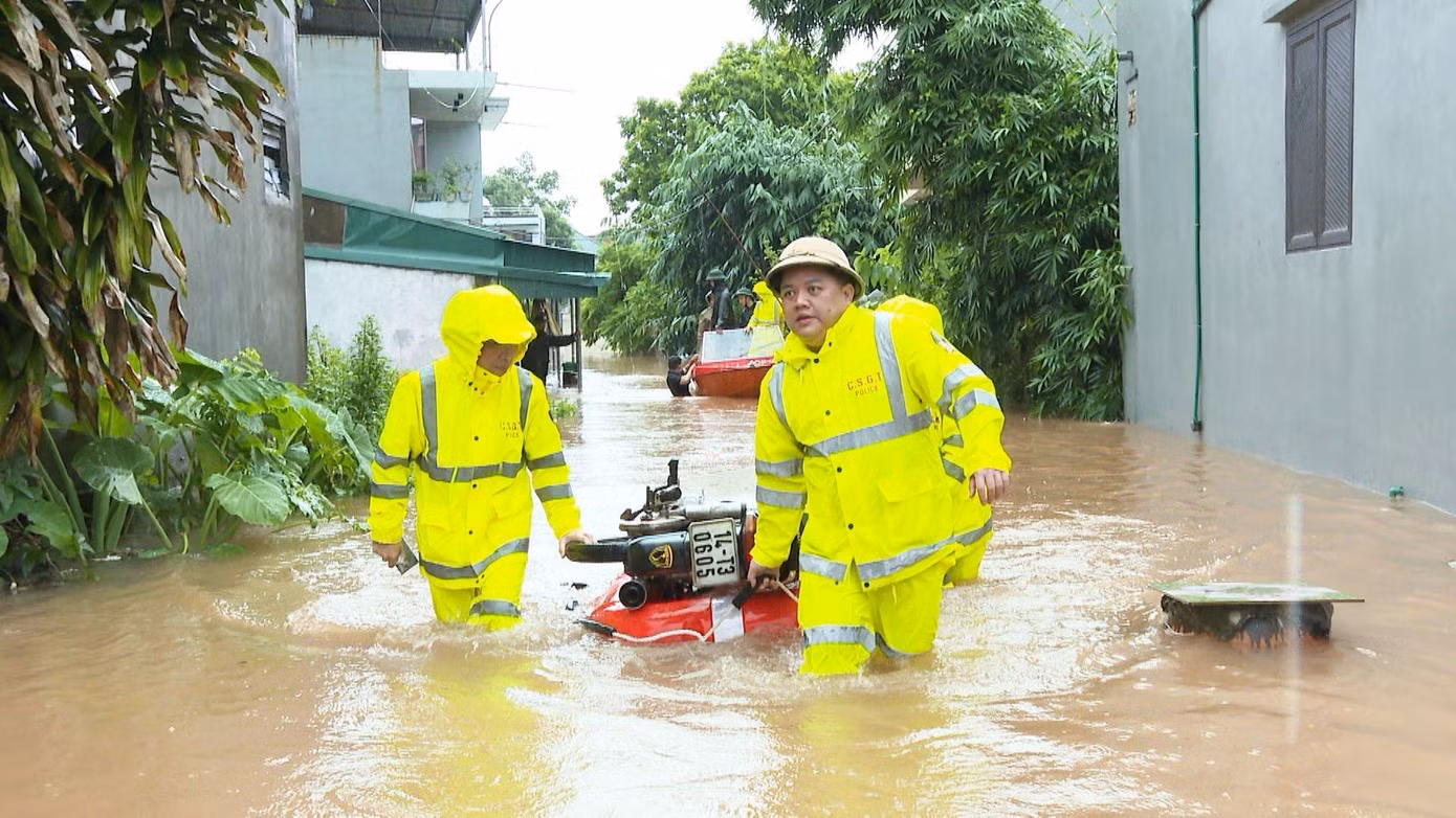 Đến sáng 26/8, nhiều nơi trên địa bàn vẫn còn ngập sâu trong nước.