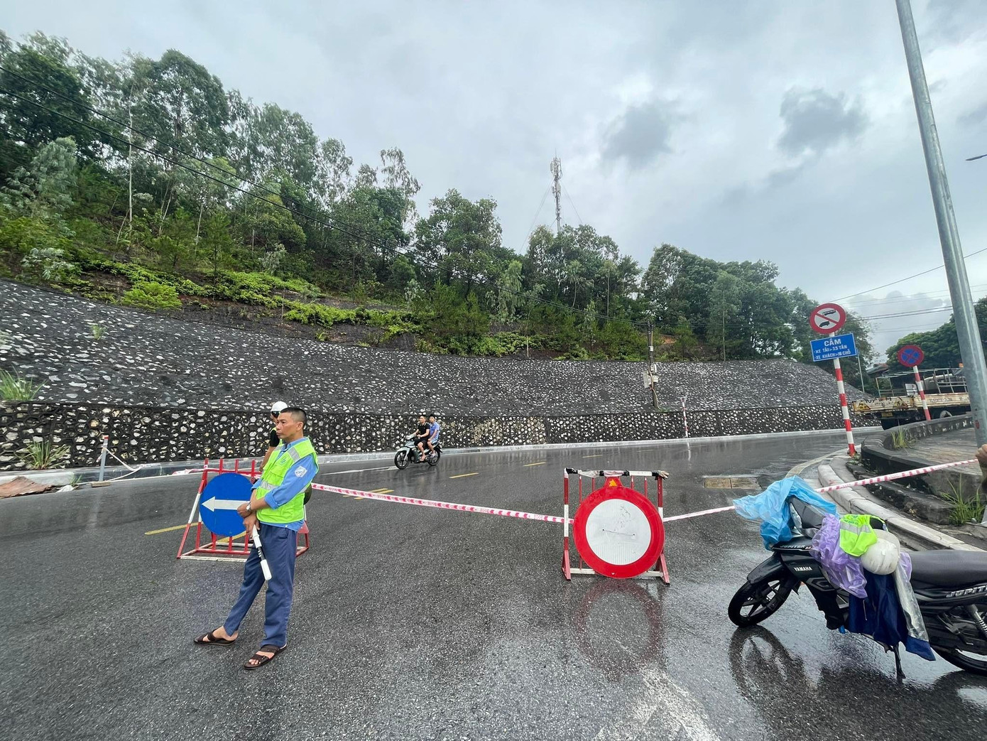 Lực lượng chức năng căng dây cấm phương tiện di chuyển qua những điểm sạt lở tại chân cầu Bãi Cháy.