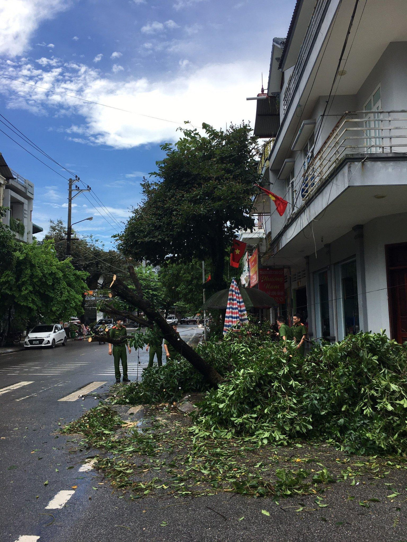 Các địa phương trên địa bàn tỉnh đang tiếp tục rà soát tình hình, tổ chức khắc phục hậu quả mưa bão, thông các cống rãnh để nước thoát nhanh, đảm bảo an toàn giao thông, khắc phục các điểm sạt lở, tránh ách tắc giao thông. Các địa phương trên địa bàn tỉnh đang tiếp tục rà soát tình hình, tổ chức khắc phục hậu quả mưa bão, thông các cống rãnh để nước thoát nhanh, đảm bảo an toàn giao thông, khắc phục các điểm sạt lở, tránh ách tắc giao thông.