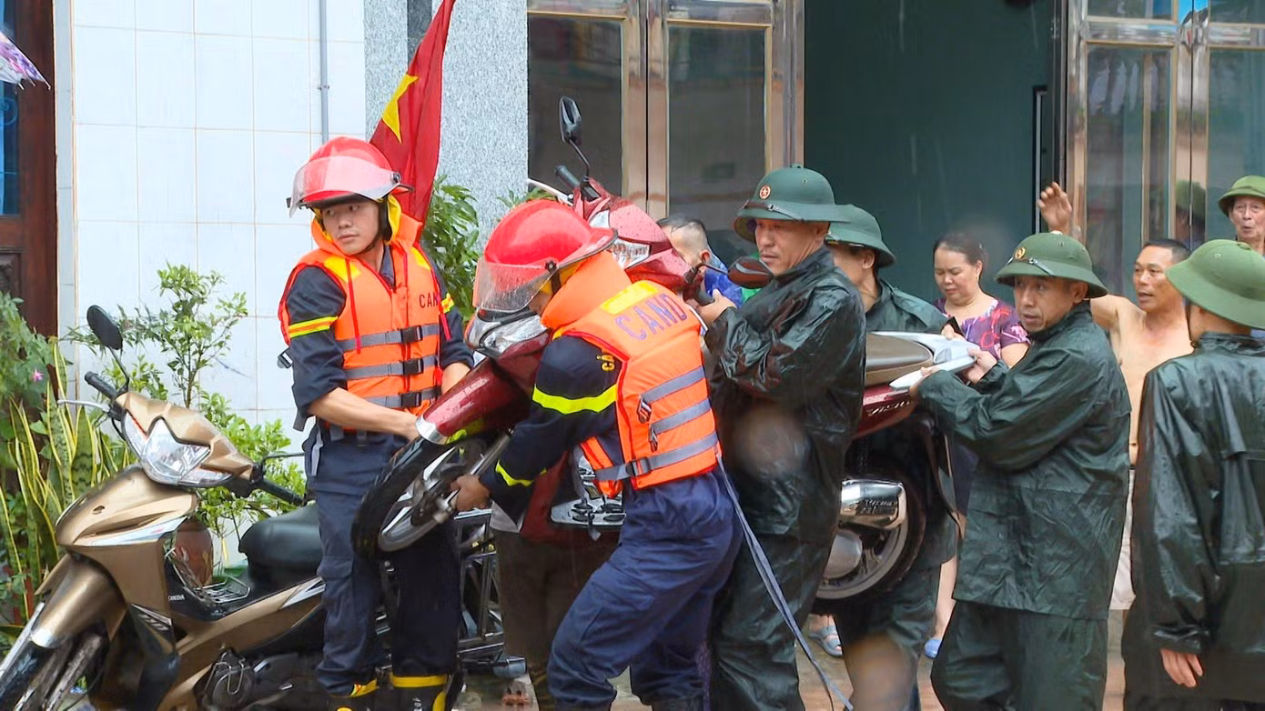 Xe máy cũng được di chuyển đến nơi cao ráo tránh ngập lụt.