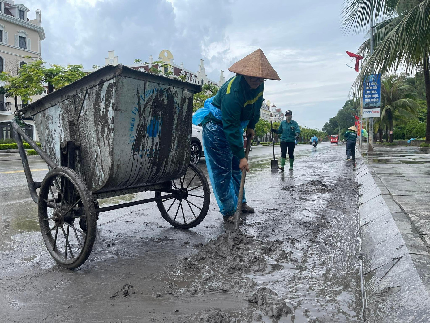 Mưa to đã làm xuất hiện lũ trên các sông, suối khu vực miền Đông từ tối 25/8, hiện tại nước đang rút dần. Thành phố Hạ Long nước ngập cục bộ tại một số nơi, sạt lở cục bộ 10 điểm, khoảng 50 cây xanh trên một số tuyến phố bị gẫy đổ.