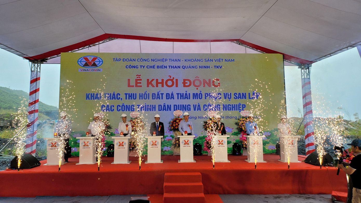 Các đại biểu ấn nút khởi động khai thác, thu hồi đất đá thải mỏ phục vụ san lấp các công trình dân dụng và công nghiệp trên địa bàn tỉnh Quảng Ninh. Các đại biểu ấn nút khởi động khai thác, thu hồi đất đá thải mỏ phục vụ san lấp các công trình dân dụng và công nghiệp trên địa bàn tỉnh Quảng Ninh.