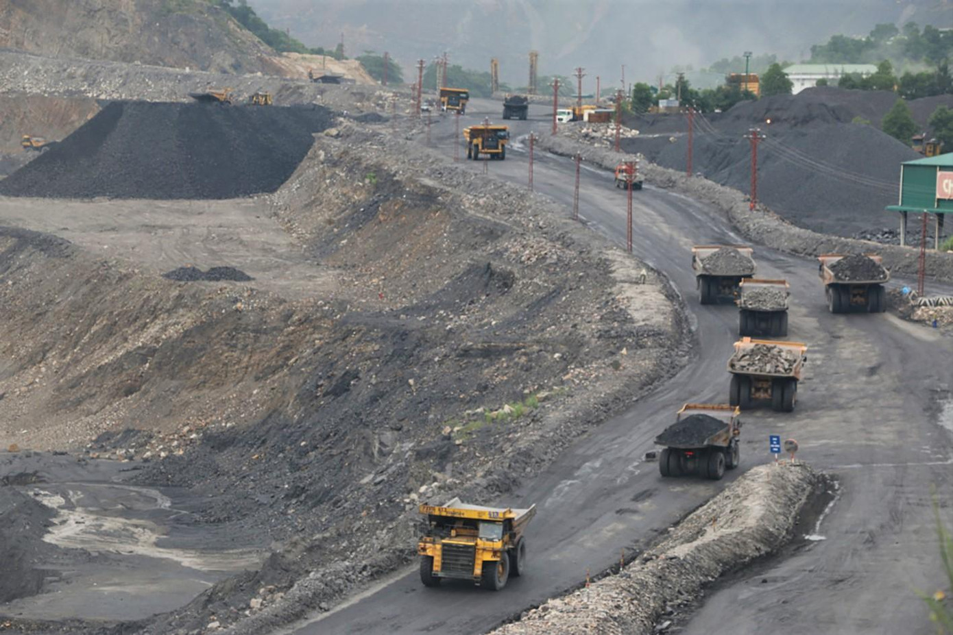 Việc sử dụng đất đá thải mỏ làm vật liệu xây dựng là cơ hội để giảm khai thác, sử dụng các đồi đất tự nhiên, hạn chế tối đa các tác động tiêu cực tới cảnh quan, môi trường. Việc sử dụng đất đá thải mỏ làm vật liệu xây dựng là cơ hội để giảm khai thác, sử dụng các đồi đất tự nhiên, hạn chế tối đa các tác động tiêu cực tới cảnh quan, môi trường.