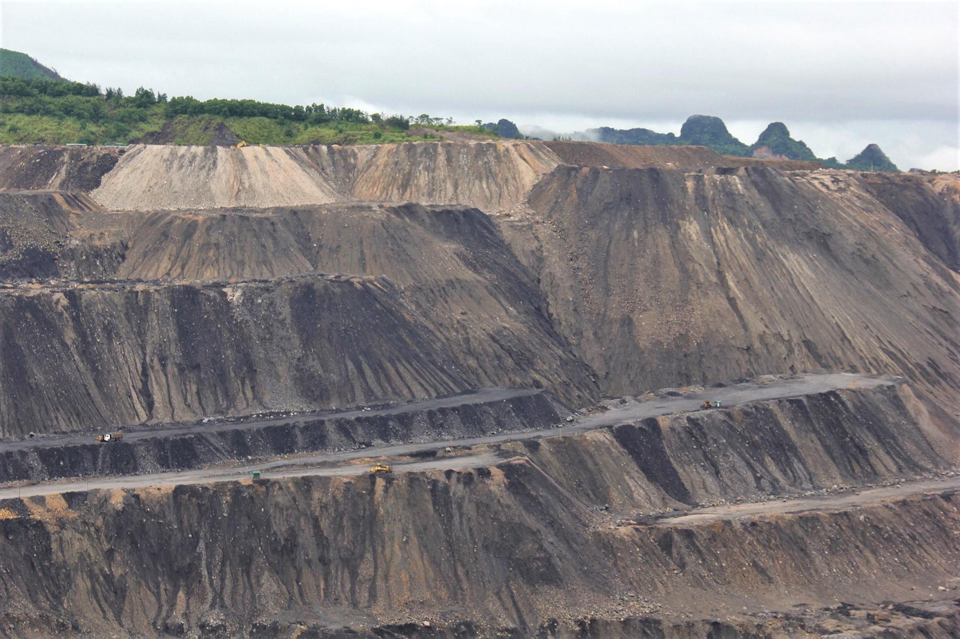 Quảng Ninh đang tồn đọng khoảng 1,3 tỷ m3 đất đá thải mỏ. Quảng Ninh đang tồn đọng khoảng 1,3 tỷ m3 đất đá thải mỏ.