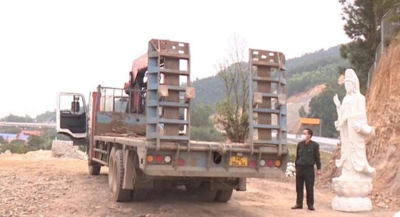 Các hộ dân đã đồng ý phương án tự di dời bức tượng, đưa các xe cản trở ra khỏi hiện trường. Các hộ dân đã đồng ý phương án tự di dời bức tượng, đưa các xe cản trở ra khỏi hiện trường.