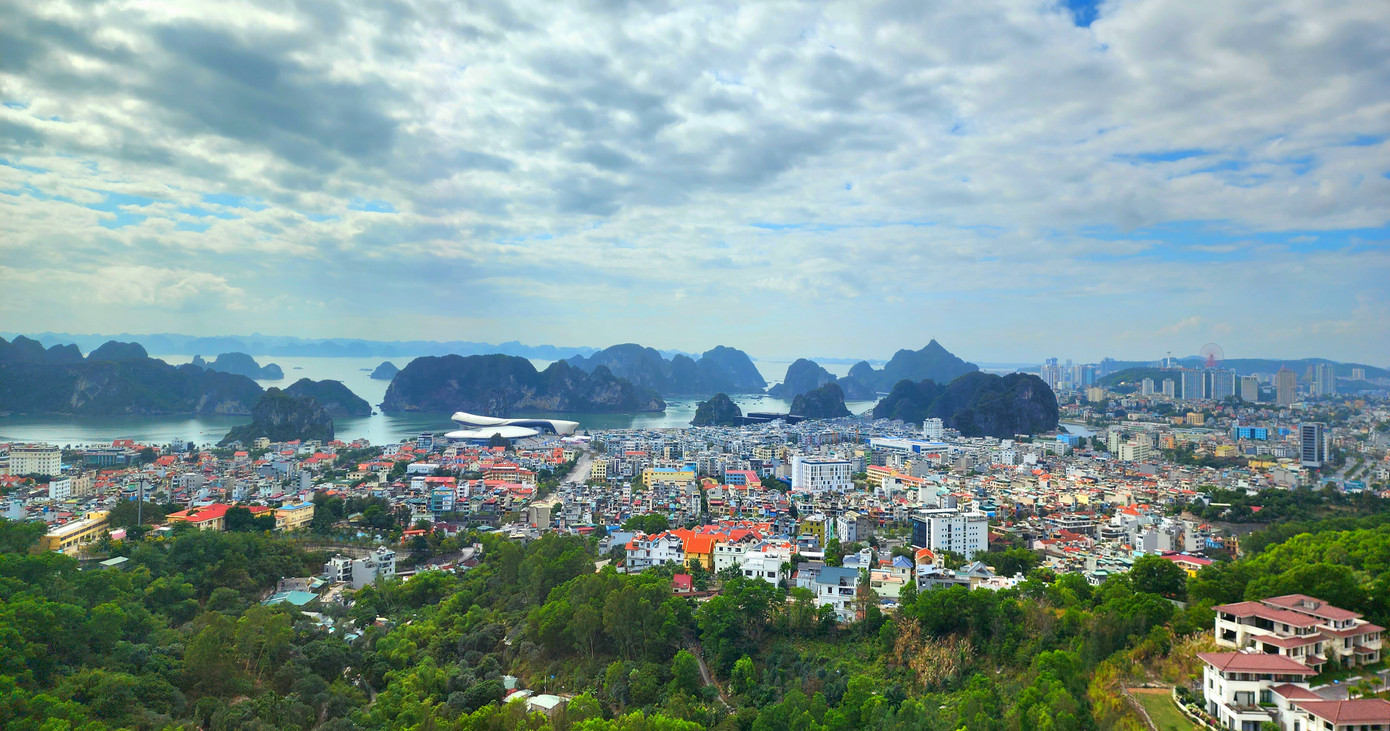 Hạ Long muốn biến di sản văn hóa thành nội lực để phát triển bền vững. Hạ Long muốn biến di sản văn hóa thành nội lực để phát triển bền vững.