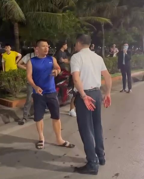 Trong lúc giằng co, bên tay trái của Trung tá Nguyễn Thành Nam bị chảy máu. Trong lúc giằng co, bên tay trái của Trung tá Nguyễn Thành Nam bị chảy máu.