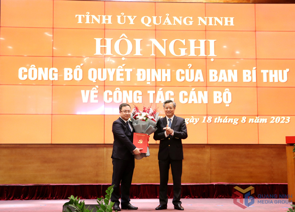 Ông Nguyễn Quang Dương, Ủy viên Trung ương Đảng, Phó Trưởng Ban Tổ chức Trung ương trao Quyết định của Ban Bí thư cho ông Đặng Xuân Phương, Phó Bí thư Tỉnh ủy Quảng Ninh. Ảnh: QMG. Ông Nguyễn Quang Dương, Ủy viên Trung ương Đảng, Phó Trưởng Ban Tổ chức Trung ương trao Quyết định của Ban Bí thư cho ông Đặng Xuân Phương, Phó Bí thư Tỉnh ủy Quảng Ninh. Ảnh: QMG.