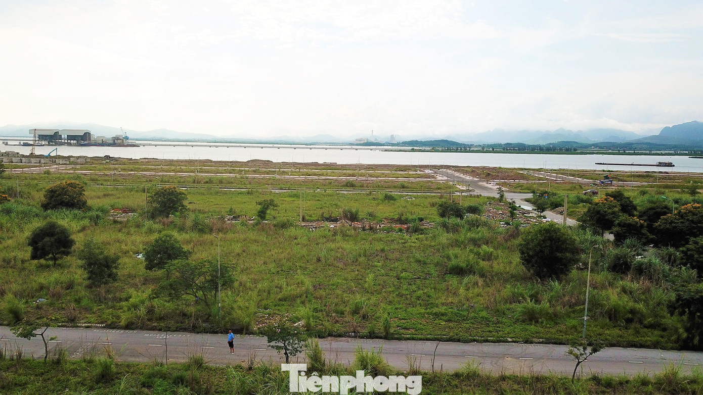 Nằm cạnh vịnh Cửa Lục nhưng khu đô thị không phát huy được lợi thế của mình.